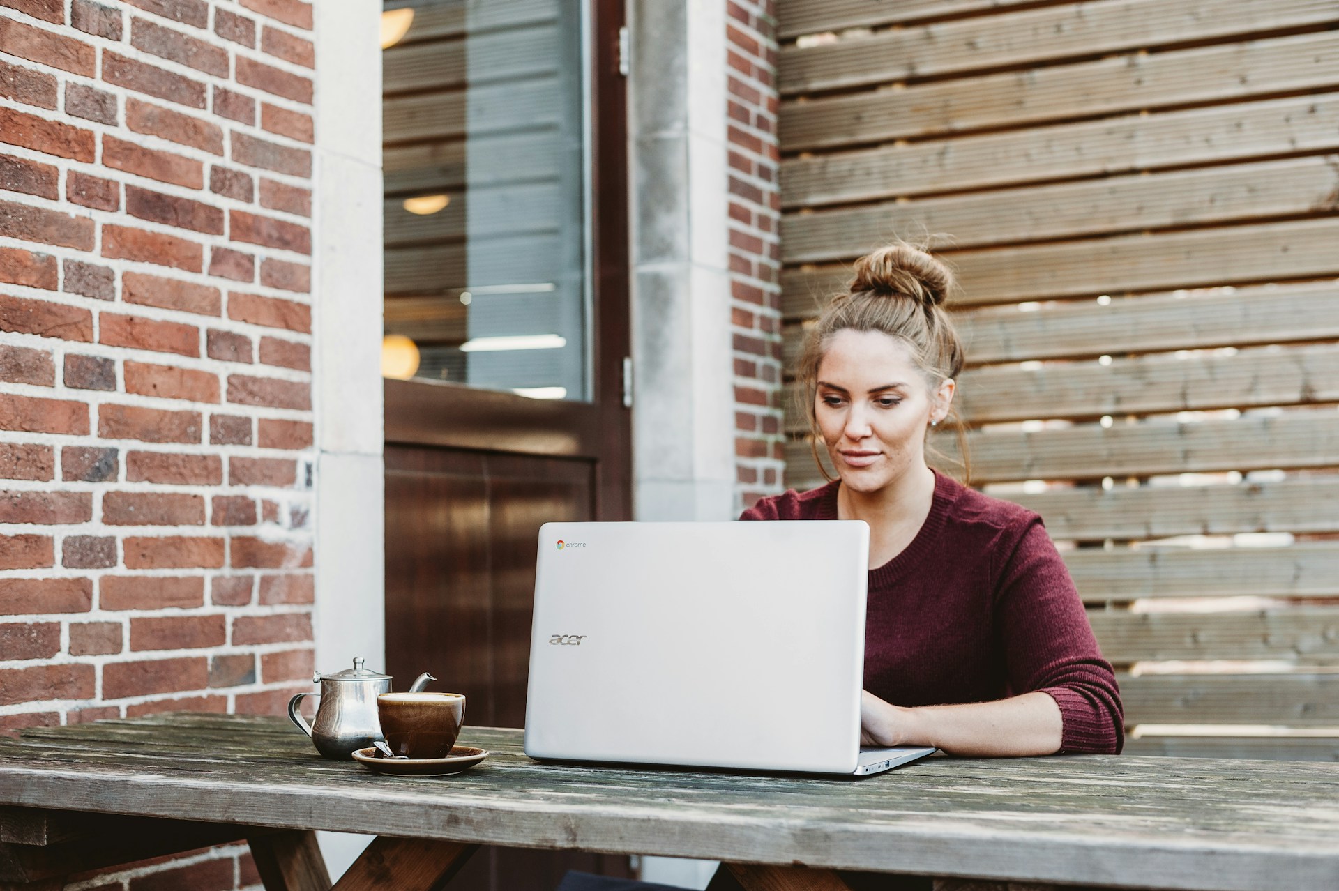 A student conducting research for photography programs online.