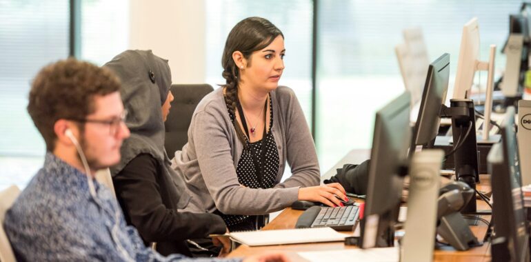 Students interning to find well-paying jobs for criminology majors in the US.