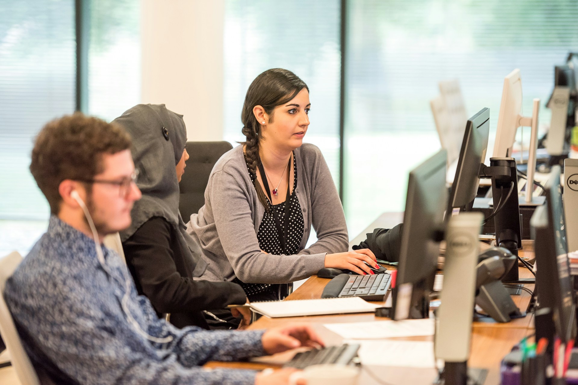 Students interning to find well-paying jobs for criminology majors in the US.