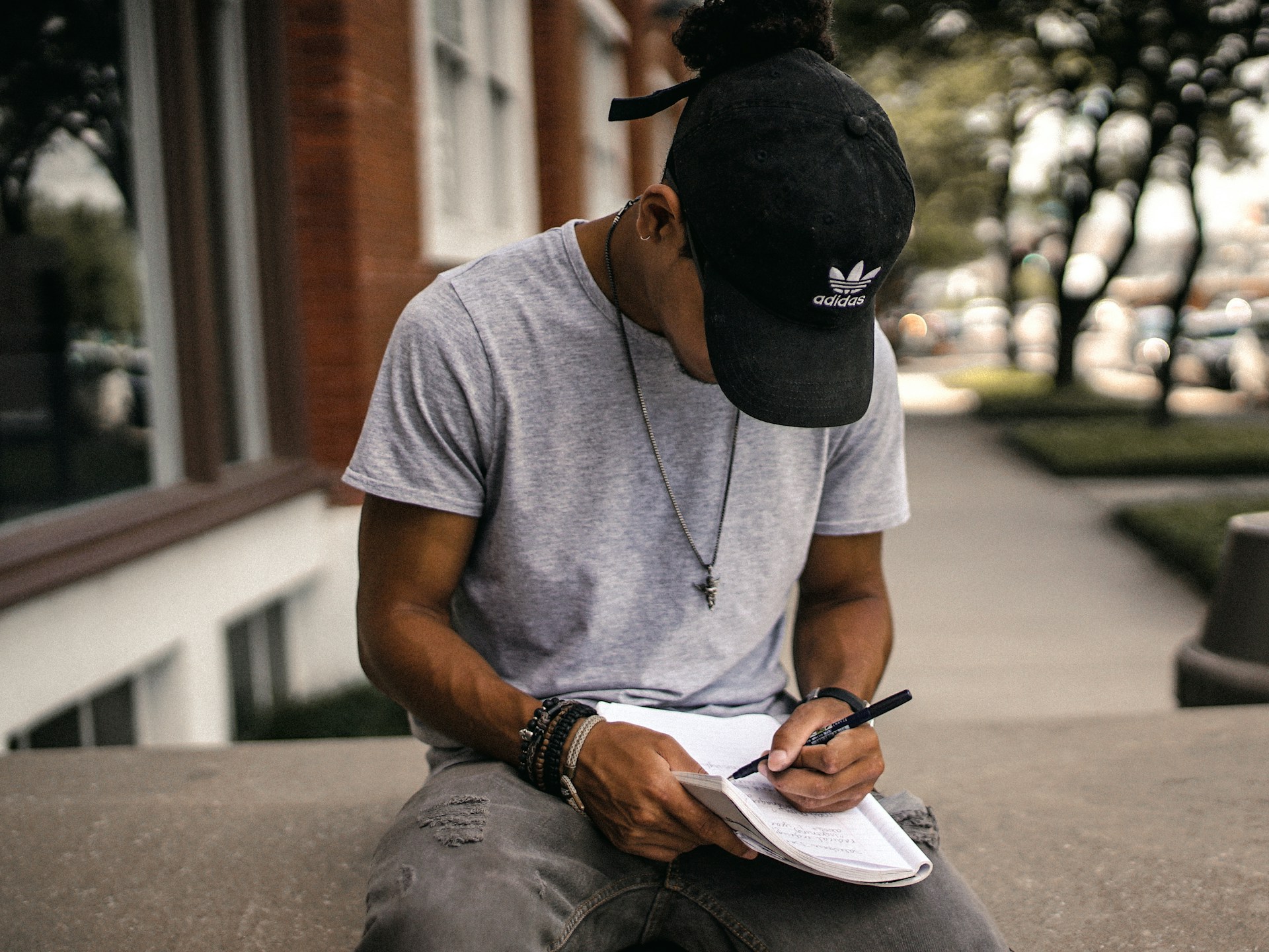 A student making a list of the digital photography schools and colleges in Arkansas. 