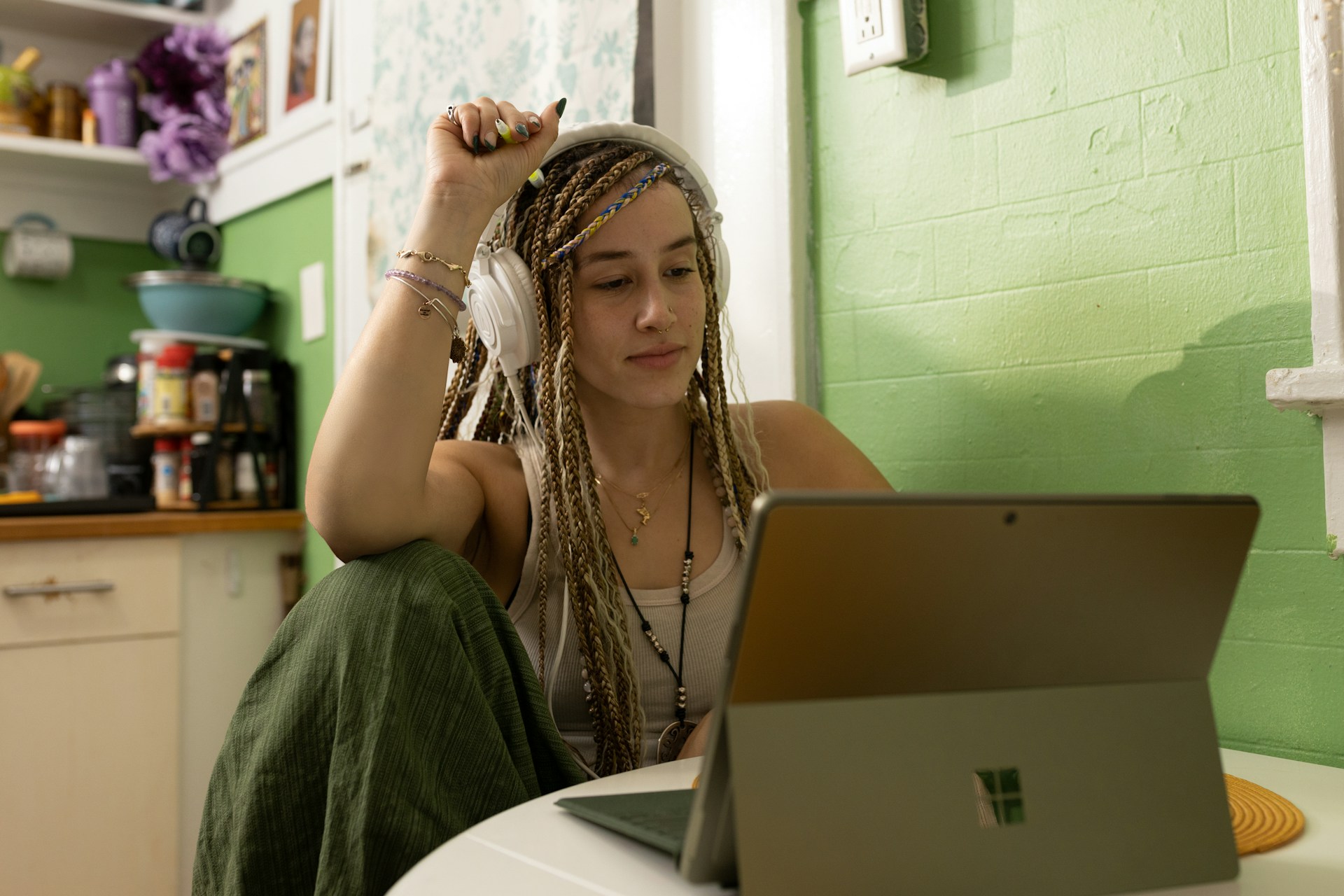 A student researching for online California colleges with a criminology major.