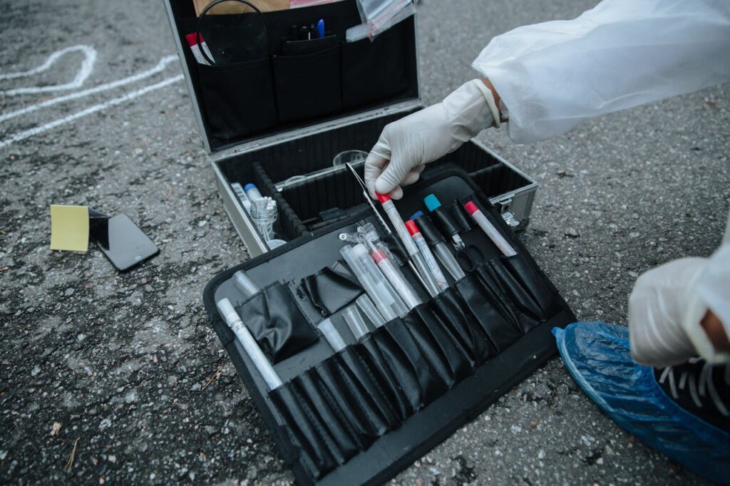 you need a bachelors degree for entry level forensic science jobs